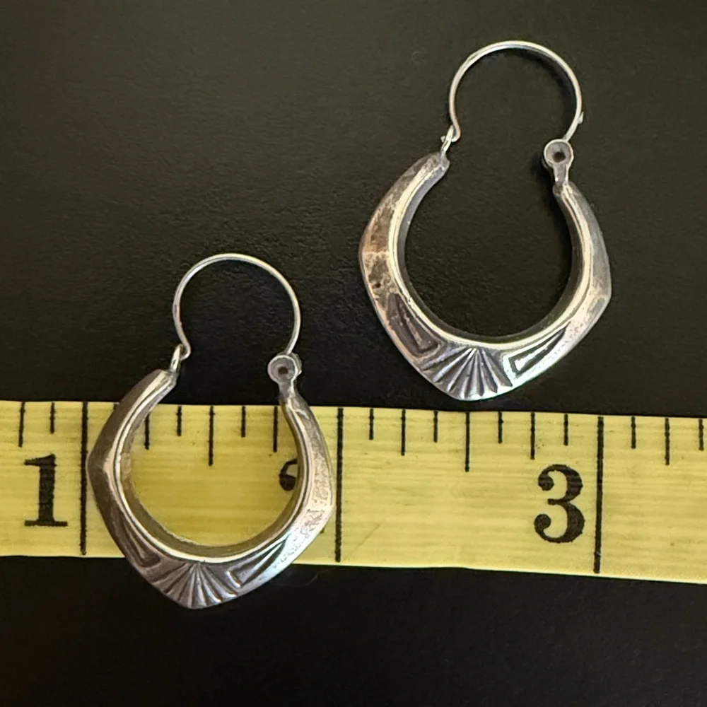 Vintage Handmade Silver Hoop Earrings with hammered detail - Picture 11 of 11